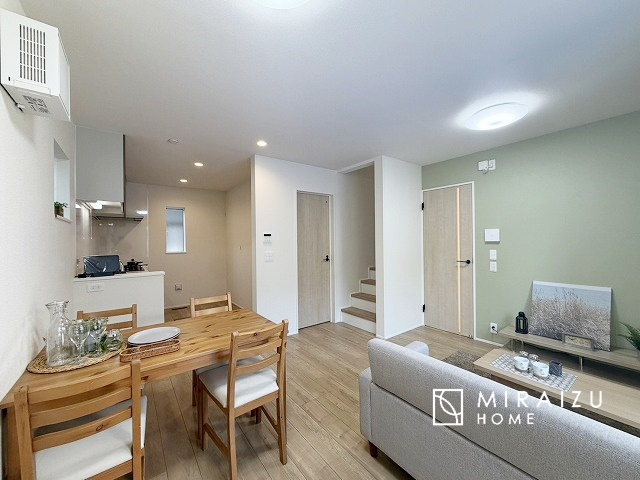 【居間・リビング】 | 陽当たりが心地の良いリビング空間です。日中はカーテンを開けて自然な光を取り込みリラックスして過ごしたいですね、照明器具もセンスの良いものを使いたいですね。
