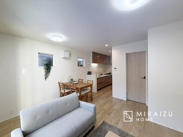 【居間・リビング】 | 大きな窓が特徴の南向きリビングでは、太陽光も沢山取り込むことが出来てお家の中にいても日光浴が可能ですね、開放的な空間です。インテリア選びも楽しそう、ご家族様で相談しながらインテリア配置も楽しみたいです