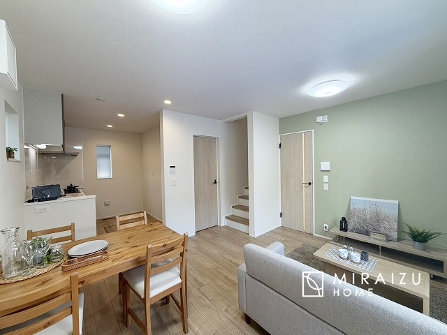 【居間・リビング】 | 明るい光が取り入れられる空間設計のリビングです。インテリア配置もしやすい間取りです。壁や床の色と合わせて落ち着いたインテリアも選びたいですね♪グリーンを飾っても素敵だと思います。
