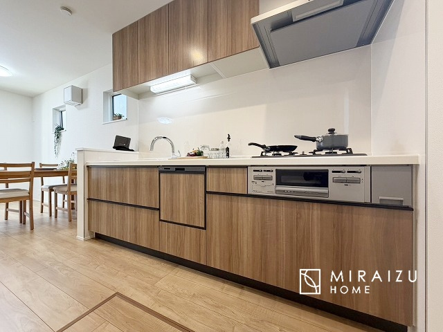 【キッチン】 | スッキリとした形が上品な広々ワイドキッチンです。レンジフードもすっきりとした造りなので圧迫感もございません。窓もあり明るい空間の中で毎日お料理することが可能です。収納スペースも広いのが嬉しいですね。
