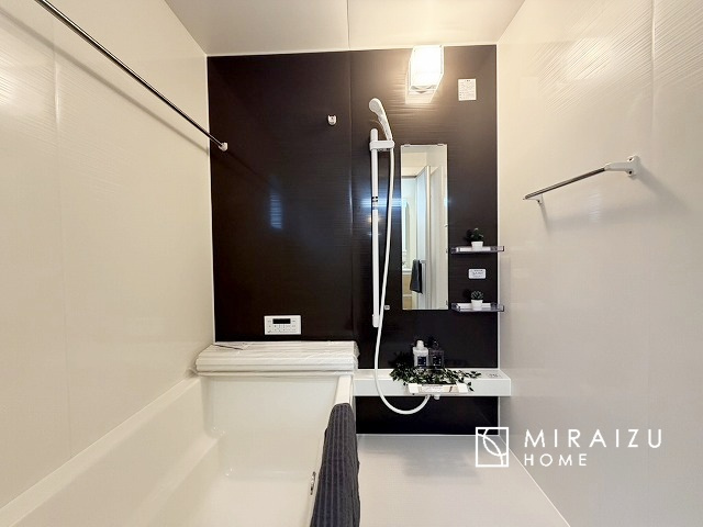 【浴室】 | 清潔感のあるホテルのような広い浴室が自慢です。疲れた日にはお湯をためてリラックスタイムを楽しみたいですね、今はスマホも防水の時代です、半身浴をしながら動画視聴、漫画視聴、楽しく過ごしたいですね^^

