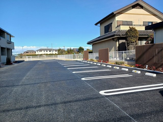 ノーブルゼファーの駐車場