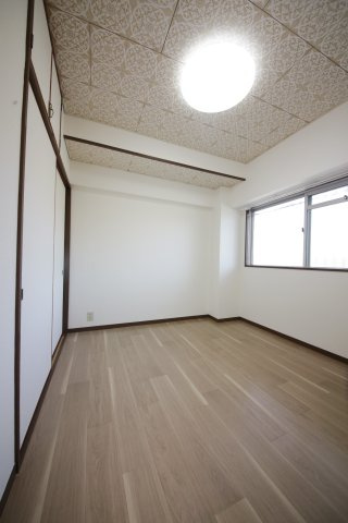 長根ハイツの洋室