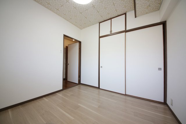 長根ハイツの洋室