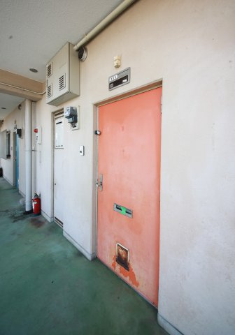 長根ハイツの玄関