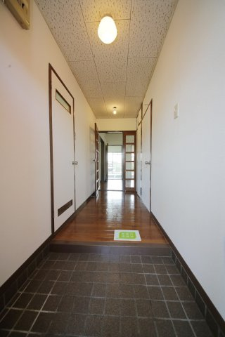 長根ハイツの玄関