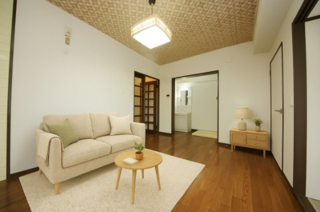 長根ハイツの居間・リビング|バーチャルステージングの写真となります。家具家電等は付帯しません。参考にご覧くださいませ。