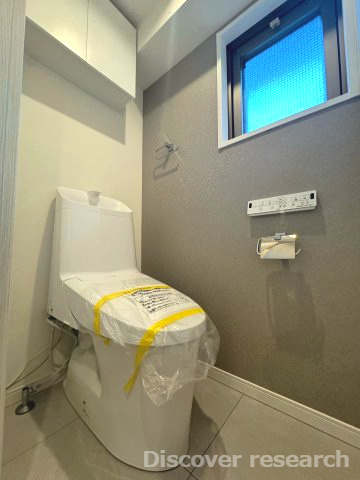 アイディーコート府中のトイレ|【トイレ】
白を基調とした落ち着きのあるトイレです。上部には棚が設けられており、ペーパーなど綺麗に収納しておくことができます。