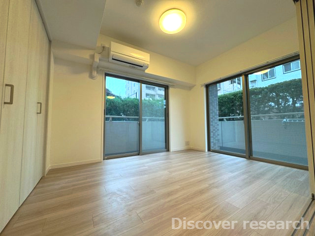 アイディーコート府中の洋室|【洋室（約6.0帖）】
二面採光になっていて自然光がたっぷりと注ぎ込まれる洋室です。