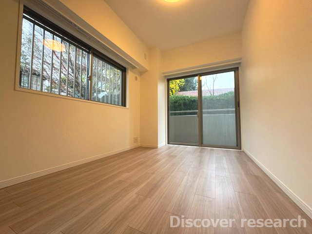 アイディーコート府中の洋室|【洋室（約5.1帖）】
二面採光になっていて自然光がたっぷりと注ぎ込まれる洋室です。