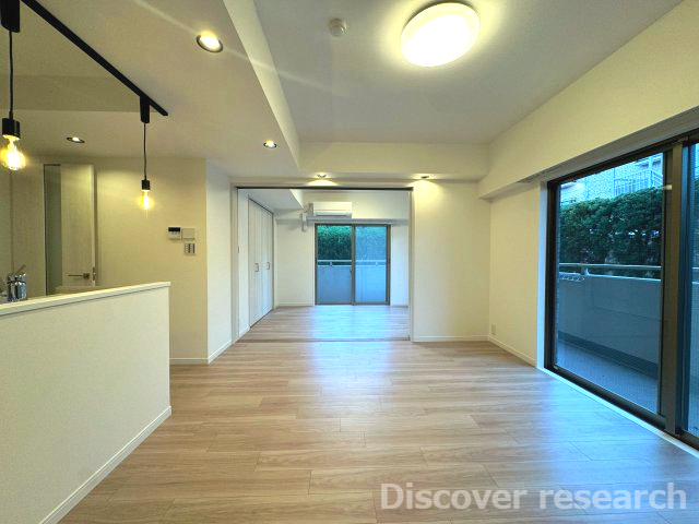 アイディーコート府中の居間・リビング|【LDK（約13.4帖）】
隣接する洋室の扉を開放することで約19.4帖と開放的な空間にもなります。