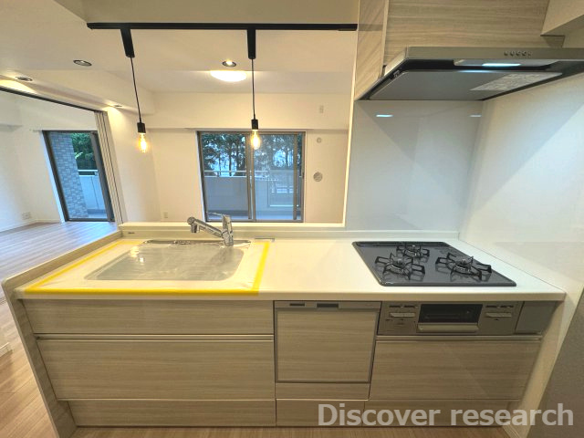 アイディーコート府中のキッチン|【キッチン】
オープンキッチンを採用しておりリビングにいる家族や来客ともコミュニケーションがとりやすくなっています。食洗器やグリルが設けられており、家事がはかどりそうです。