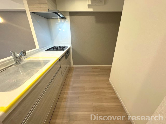 アイディーコート府中のキッチン|【キッチン】
背後には広いスペースがあり、冷蔵庫や食器棚など配置することができます。