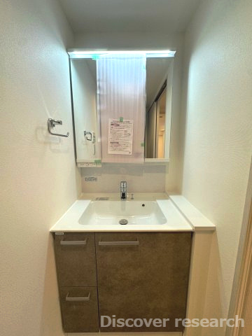アイディーコート府中の独立洗面台|【洗面化粧台】
三面鏡付きで身支度が整えやすそうです。三面鏡裏や下部には収納スペースがあり、綺麗に保つことができそうです。