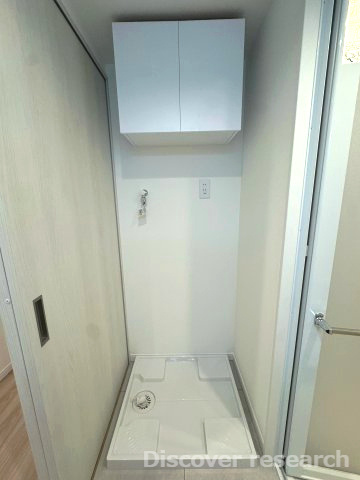 アイディーコート府中のランドリースペース|【ランドリースペース】
上部には吊戸棚が設けられており洗剤や小物など収納しておくことが可能です。