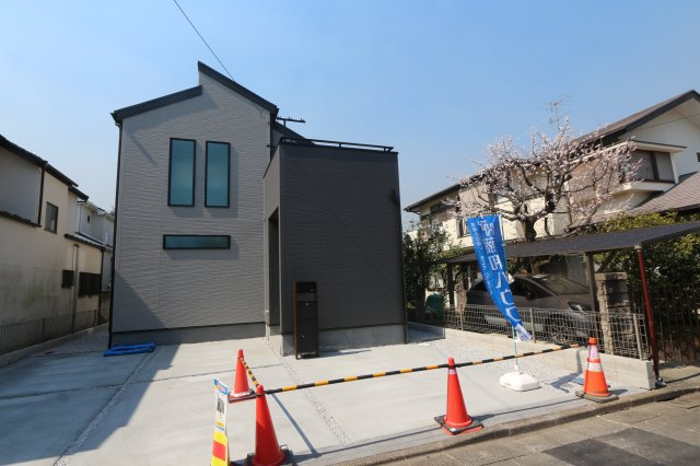 【Livele Garden.S】】国分寺本多第２期の外観|敷地面積52坪超♪並列２台駐車可能なカースペース（車種によります）。セカンドカー用として、自転車置き場や物置場として、お子様の遊ぶスペースとして、多用途にご利用いただけます。
