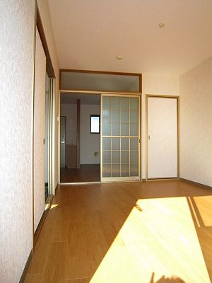 熊本市南区近見８丁目のアパートの居間・リビング