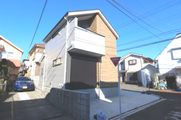 【KIS】国分寺市並木町２期の外観|南向きの角地で、一日中陽光が降り注ぐ明るい住まい。二方向が道路に面しているため開放感があり、駐車もしやすく快適です。