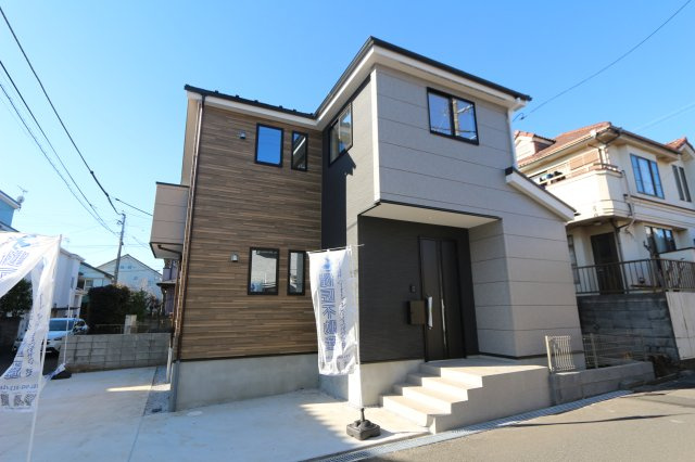 【KIS】国分寺市並木町２期の外観|カースペースは2台分確保。急な来客にも対応できます。普段は自転車やバイクなどの置き場として大活躍。自転車を車にぶつけないよう気を遣って停める必要はありません。　