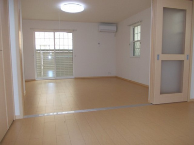 【居間・リビング】 | ゴールドクレスト雁屋南　弐番館 | こちらのリビングで趣味の時間をお楽しみください