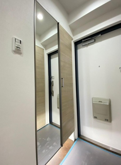 【収納】 | 秀和大山レジデンス | シューズボックスとクローゼットが付いている玄関です。