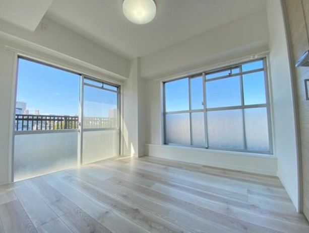 【洋室】 | 秀和大山レジデンス | 暖かいひだまりを全身で感じ取れる室内。光あふれる空間で子育てをする喜び。