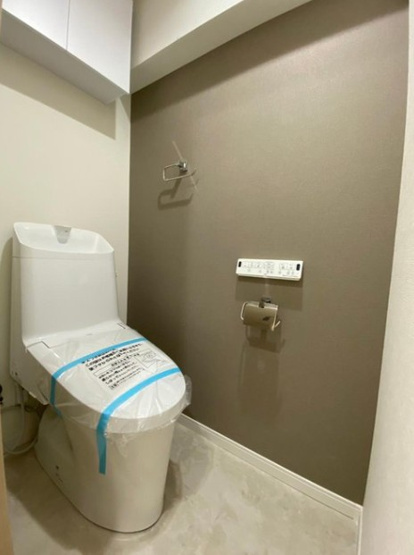 【トイレ】 | 秀和大山レジデンス | 清潔な空間であって頂けますように、汚れをふき取り易いフロアと壁紙をチョイス致しました。