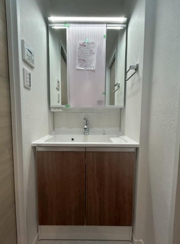 【独立洗面台】 | 秀和大山レジデンス | 洗髪洗面化粧台です。3面鏡が備わった洗面化粧台。ボウルとカウンターはお手入れのしやすい一体型です。