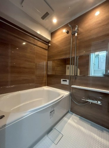 【浴室】 | 秀和大山レジデンス | 浴室暖房換気乾燥機付きのシステムバス採用（ふろ自動・追い焚き機能付き）