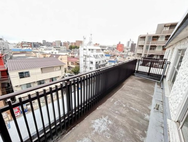 【バルコニー】 | 秀和大山レジデンス | バルコニー面、壁一面の掃き出し窓からたくさんの陽の光が入ってまいります！