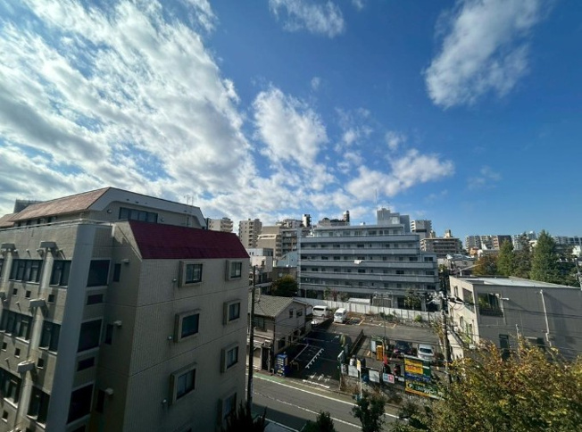 【展望】 | 秀和大山レジデンス | 豊かな陽光に照らしだされる素敵な空間に感動すら覚えます。窓には木々の緑が木漏れ日と共にまるで絵画のように美しく映し出されます。