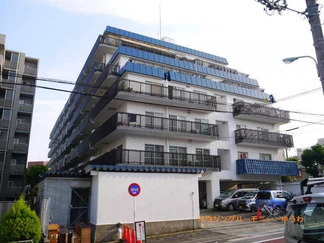 【外観】 | 秀和大山レジデンス | 陽光浴びる外観がシンプルな外観をより際立たせ、人々の記憶に存在感を植え付けます。