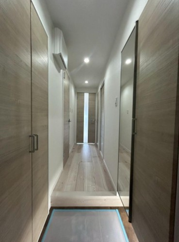 【玄関】 | 秀和大山レジデンス | 帰り着くたびに洗練されたテイストの空間に迎えられ誇りと喜びを感じる玄関まわりです。