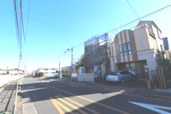 国分寺市日吉町３丁目の外観|吹き抜けから光が差し込む、明るく開放的な19.4帖のリビング♪リビングの一角にはスタディーカウンターを設置しました。お子さまの学習デスク・ワークスペースとしてご利用いただけます。