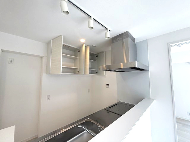 グリーンスクエアみそのの設備|上部吊戸棚＆ダウンライト