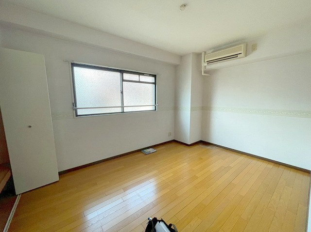 ドムール三国2番館の洋室