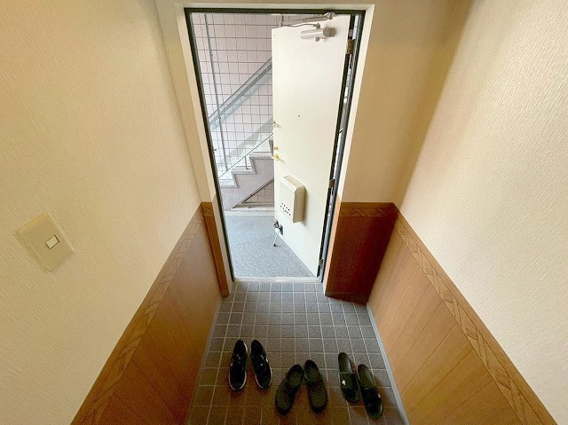 ドムール三国2番館の玄関