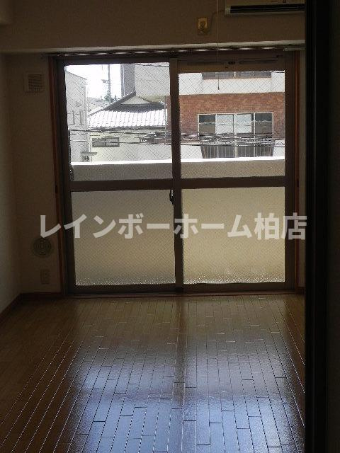 【仲介手数料：50％OFF】対象物件！の居間・リビング|こちらのリビングで趣味の時間をお楽しみください