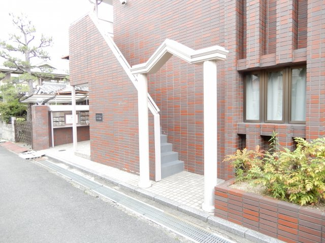 レステ・ビュー桜ヶ丘北町のエントランス