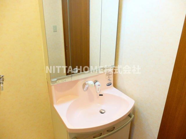 丹波市氷上町横田の賃貸マンションの洗面所|シャワー付き洗面台です◇