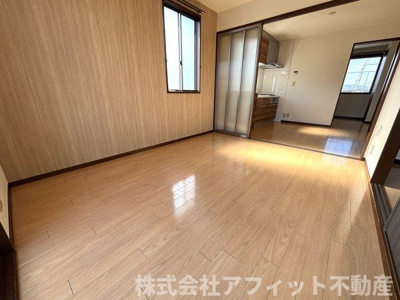 【居間・リビング】 | ハイネス駅家南A棟 | 南側の洋室6.0帖