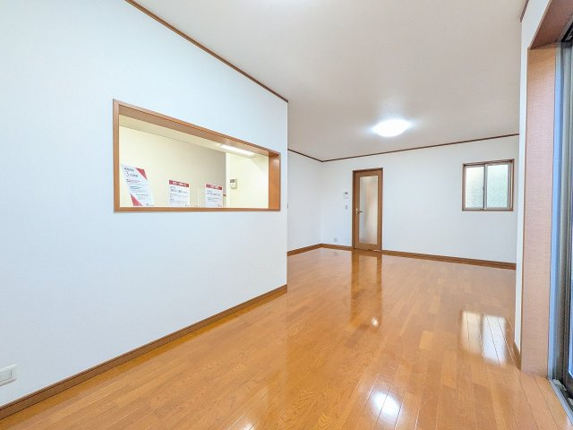 八王子市　高倉町　中古戸建ての居間・リビング|～18.0帖の明るいLDKで家族団欒の時間をお過ごしいただけます～