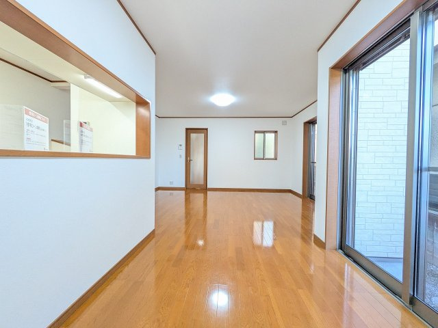 八王子市　高倉町　中古戸建ての内装|～18.0帖の明るいLDKで家族団欒の時間をお過ごしいただけます～