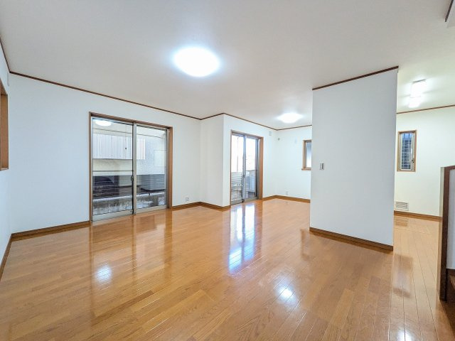 八王子市　高倉町　中古戸建ての居間・リビング|～18.0帖の明るいLDKで家族団欒の時間をお過ごしいただけます～
