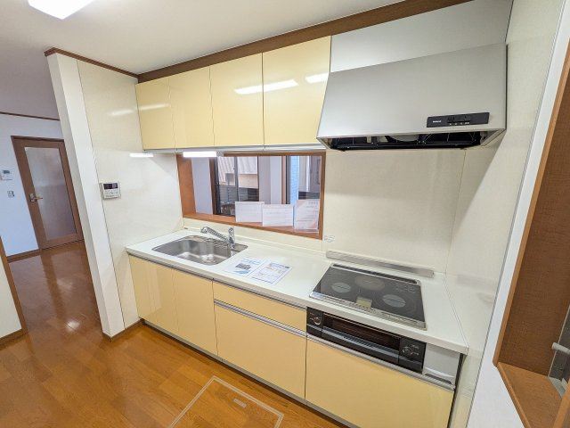 八王子市　高倉町　中古戸建てのキッチン|～3口コンロと広い調理台でお料理が捗ります～