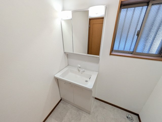 八王子市　高倉町　中古戸建ての独立洗面台|～新規交換済、３面鏡付きの独立洗面台　細々している物をスッキリ収納出来ます～