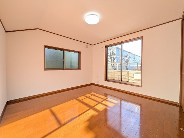 八王子市　高倉町　中古戸建ての寝室|～2階8.0帖の主寝室　ベッドなど大型家具のレイアウトも楽しめる広さです～