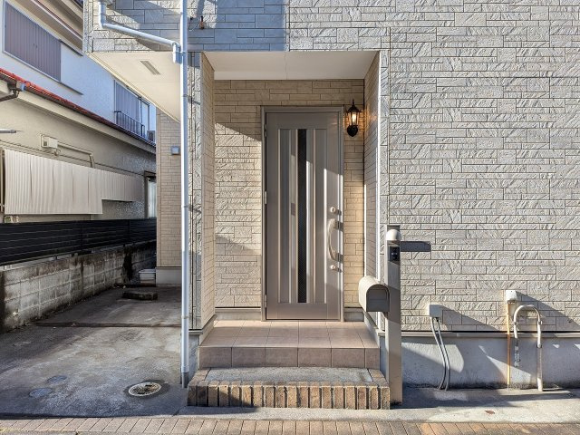 八王子市　高倉町　中古戸建ての玄関|～玄関は安心のWロックキーを採用～