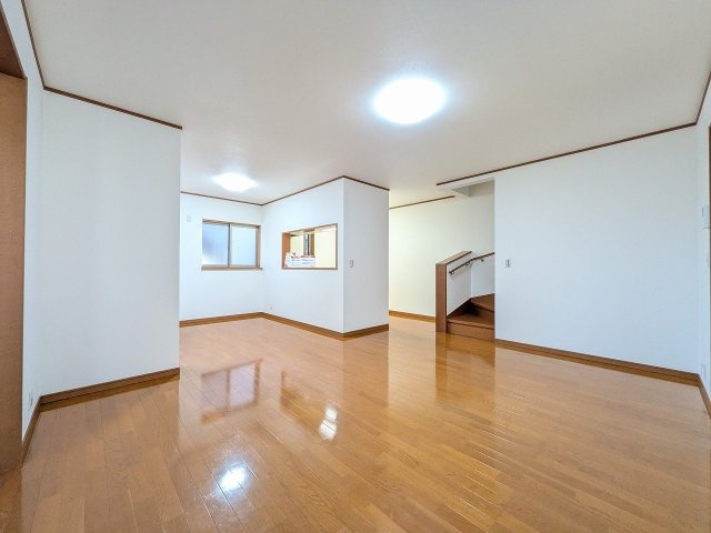 八王子市　高倉町　中古戸建ての居間・リビング|～18.0帖の明るいLDKで家族団欒の時間をお過ごしいただけます～