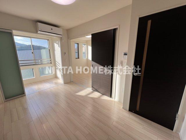 丹波市氷上町市辺のアパートの居間・リビング|明るいリビングです●